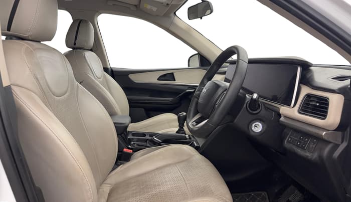 2022 Mahindra XUV700 AX 5 P MT 7 STR, Petrol, Manual, 55,215 km, Right Side Front Door Cabin