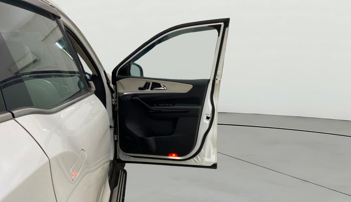 2021 Mahindra XUV700 AX 7 P AT 7 STR, Petrol, Automatic, 67,131 km, RHS Front Door