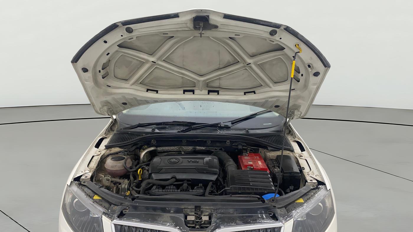 2015 Skoda Octavia ELEGANCE 1.8 TSI AT, Petrol, Automatic, 1,26,617 km, Open Bonet