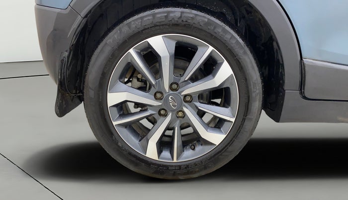 2021 Mahindra XUV300 W8 (O) 1.2 PETROL AMT, CNG, Automatic, 39,619 km, Right Rear Wheel