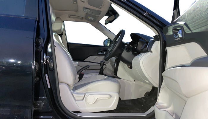 2024 Mahindra XUV300 W8 (O) 1.2 PETROL, Petrol, Manual, 31,207 km, Right Side Front Door Cabin