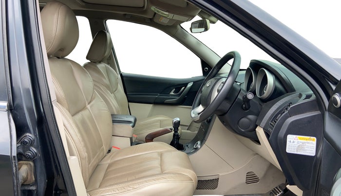 2018 Mahindra XUV500 W10, Diesel, Manual, 77,573 km, Right Side Front Door Cabin