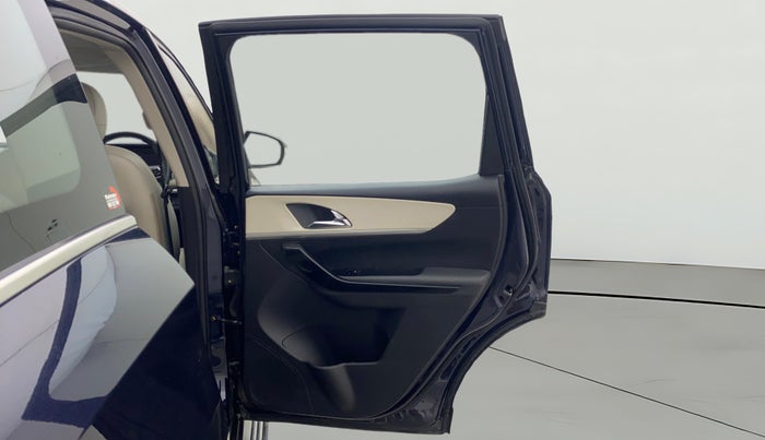 2023 Mahindra XUV700 AX 7 LUXURY P AT 7 STR, Petrol, Automatic, 14,828 km, RHS Rear Door