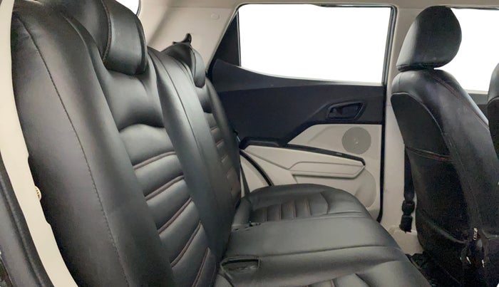 2023 Mahindra XUV300 W4 1.2 PETROL, Petrol, Manual, 52,472 km, Right Side Rear Door Cabin
