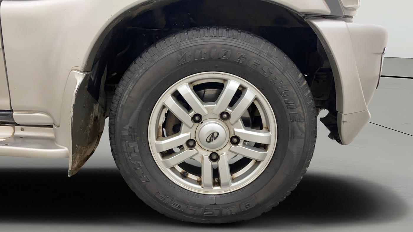 2013 Mahindra Scorpio VLX 2WD AIRBAG, Diesel, Manual, 1,44,902 km, Right Front Wheel