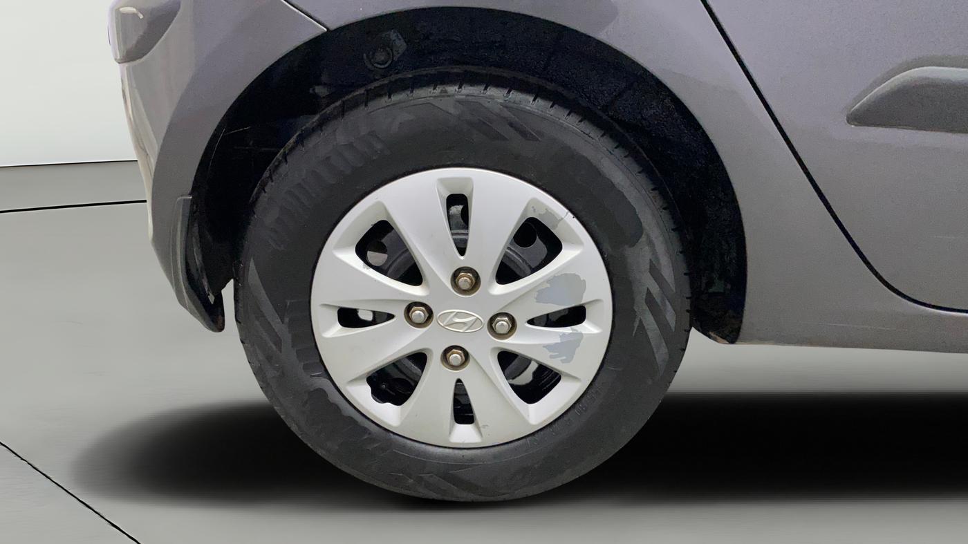 2013 Hyundai i10 MAGNA 1.2, Petrol, Manual, 1,04,687 km, Right Rear Wheel