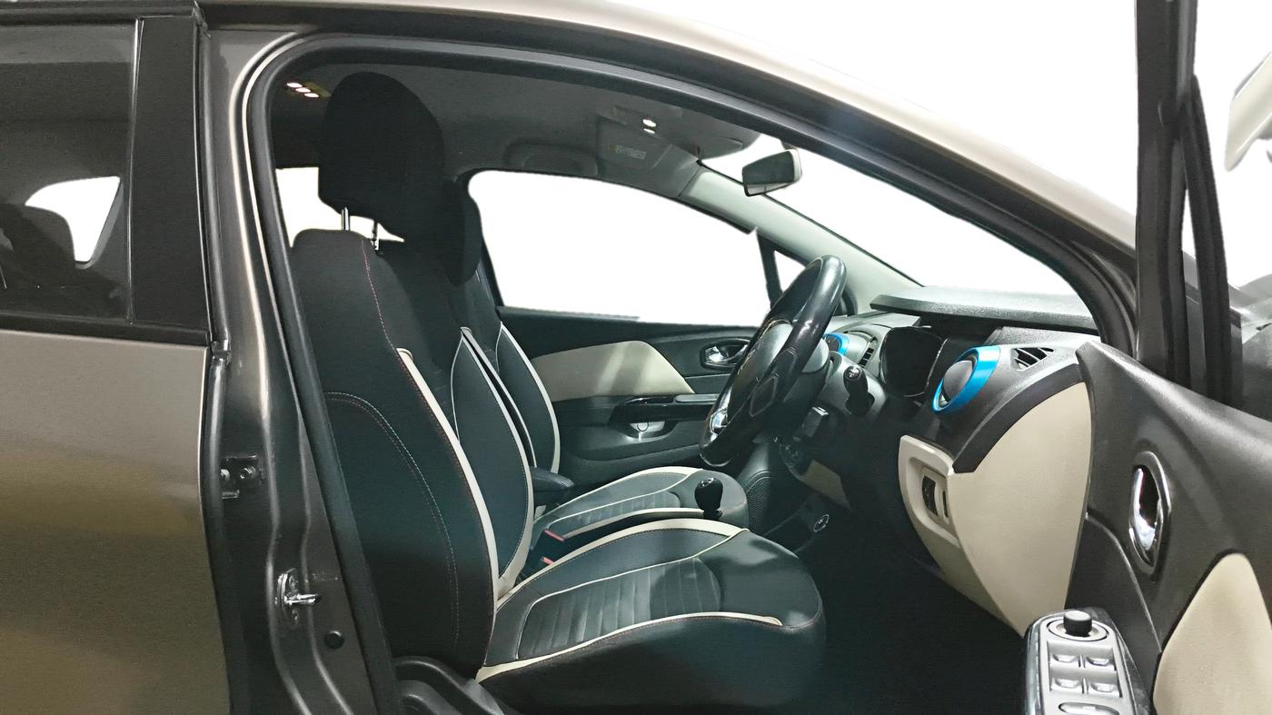 2017 Renault Captur RXT DIESEL, Diesel, Manual, 1,27,290 km, Right Side Front Door Cabin