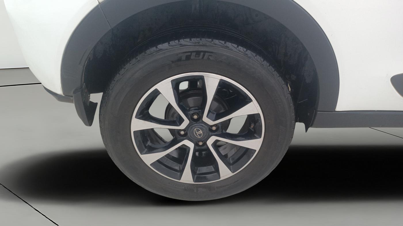 2020 Tata NEXON XZA PLUS SUNROOF DIESEL, Diesel, Automatic, 1,16,060 km, Right Rear Wheel
