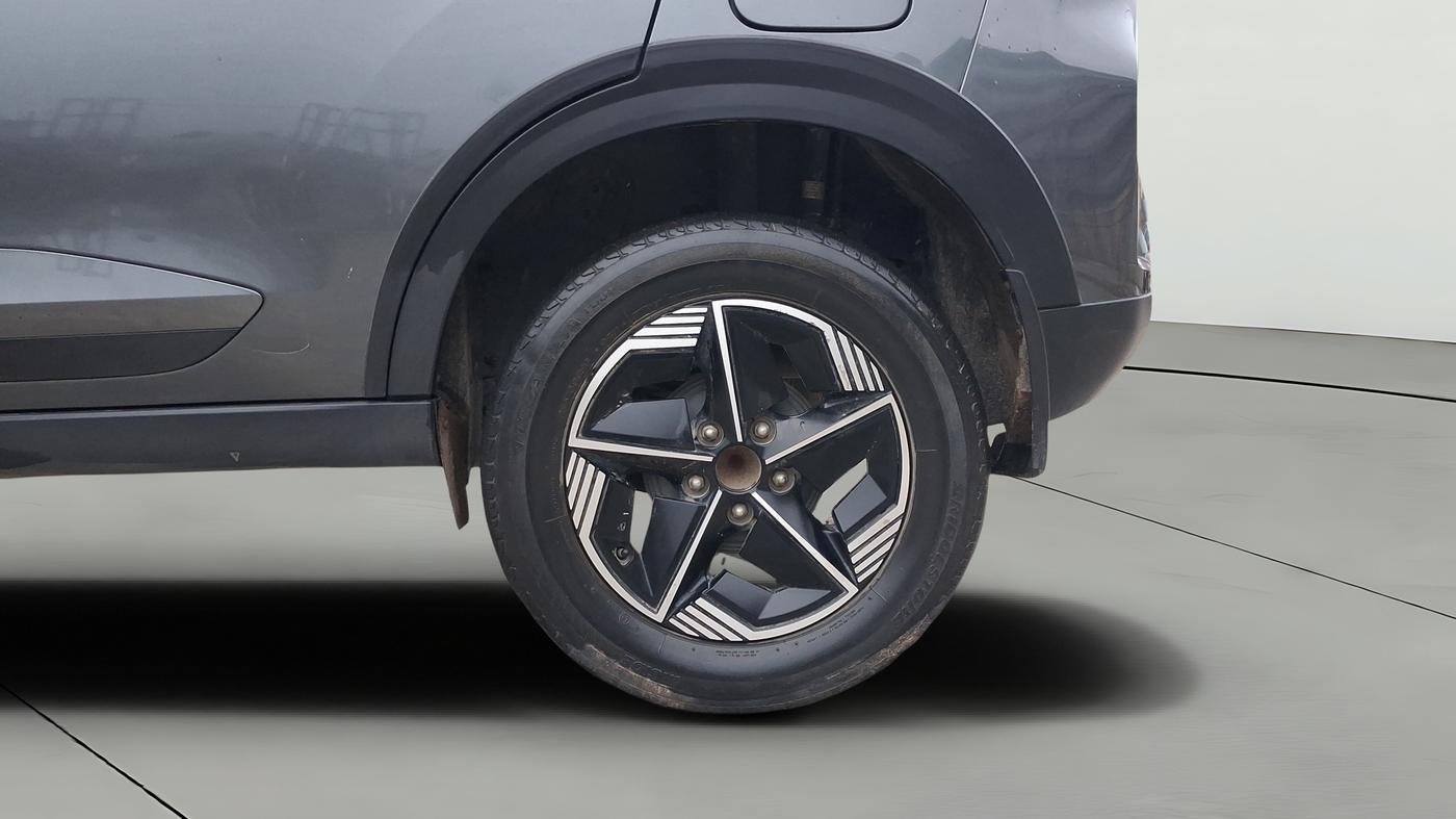 2023 Tata NEXON FEARLESS + SUNROOF AMT DUAL TONE 1.5 DIESEL, Diesel, Automatic, 38,428 km, Left Rear Wheel