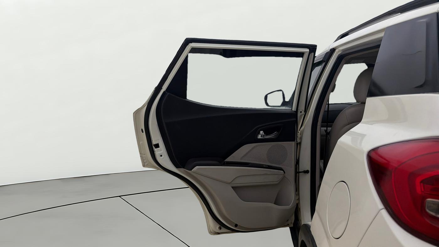 2022 Mahindra XUV300 W8 (O) 1.2 PETROL, Petrol, Manual, 28,505 km, LHS Rear Door