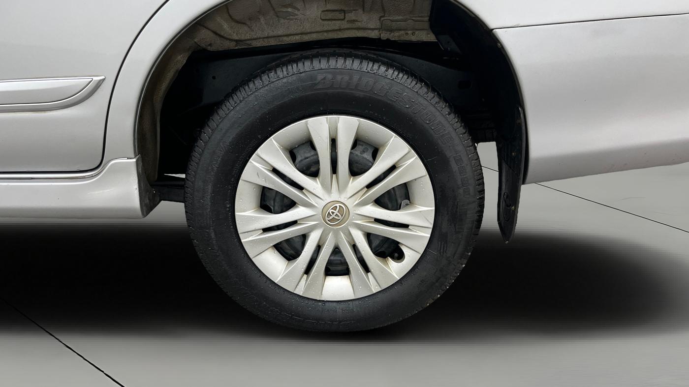 2015 Toyota Innova 2.5 GX 7 STR, Diesel, Manual, 1,10,102 km, Left Rear Wheel
