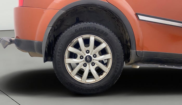 2016 Mahindra XUV500 W10 AT, Diesel, Automatic, 72,178 km, Right Rear Wheel