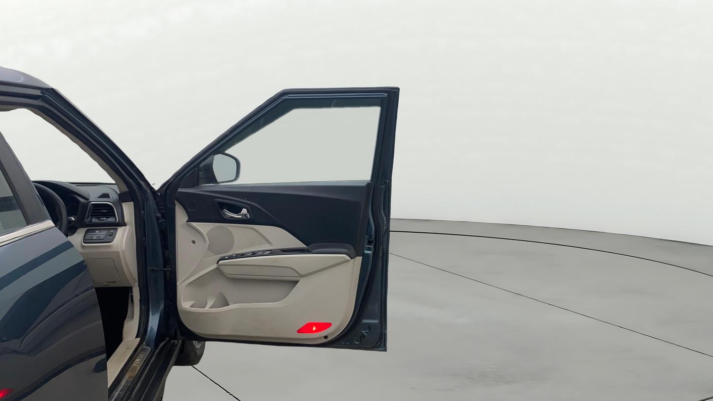2019 Mahindra XUV300 W8 (O) 1.2 PETROL, Petrol, Manual, 93,903 km, RHS Front Door