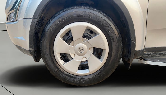 2017 Mahindra XUV500 W6, Diesel, Manual, 1,18,431 km, Left Front Wheel