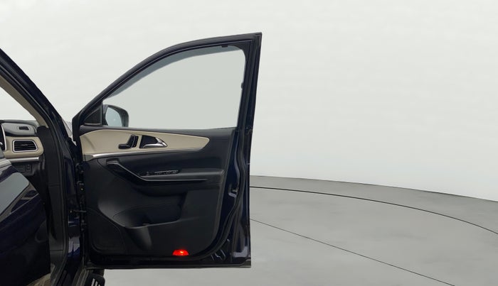 2023 Mahindra XUV700 AX 7 LUXURY P AT 7 STR, Petrol, Automatic, 60,165 km, RHS Front Door