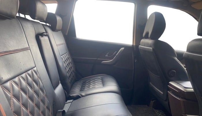 2015 Mahindra XUV500 W6, Diesel, Manual, 1,33,678 km, Right Side Rear Door Cabin