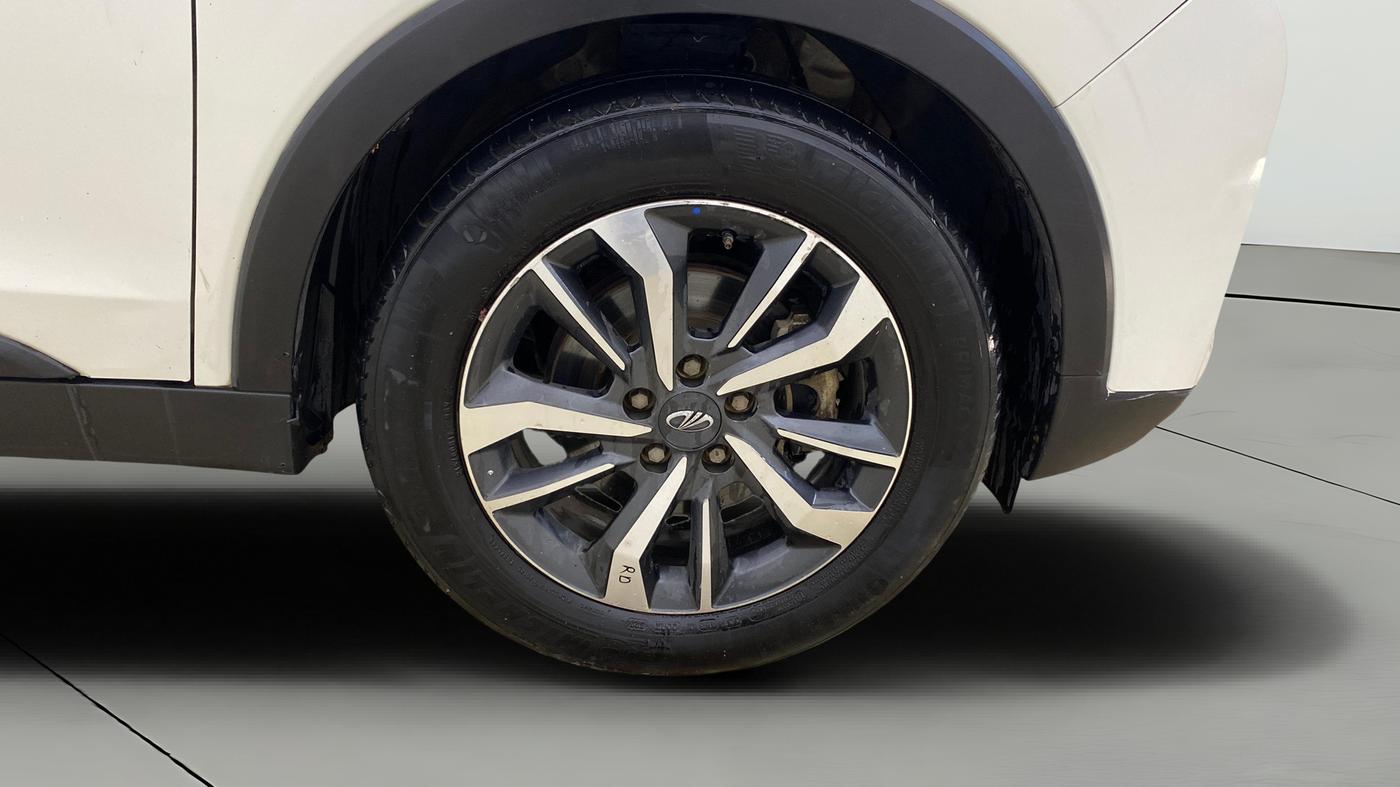2022 Mahindra XUV300 W8 (O) 1.5 DIESEL, Diesel, Manual, 1,47,204 km, Right Front Wheel