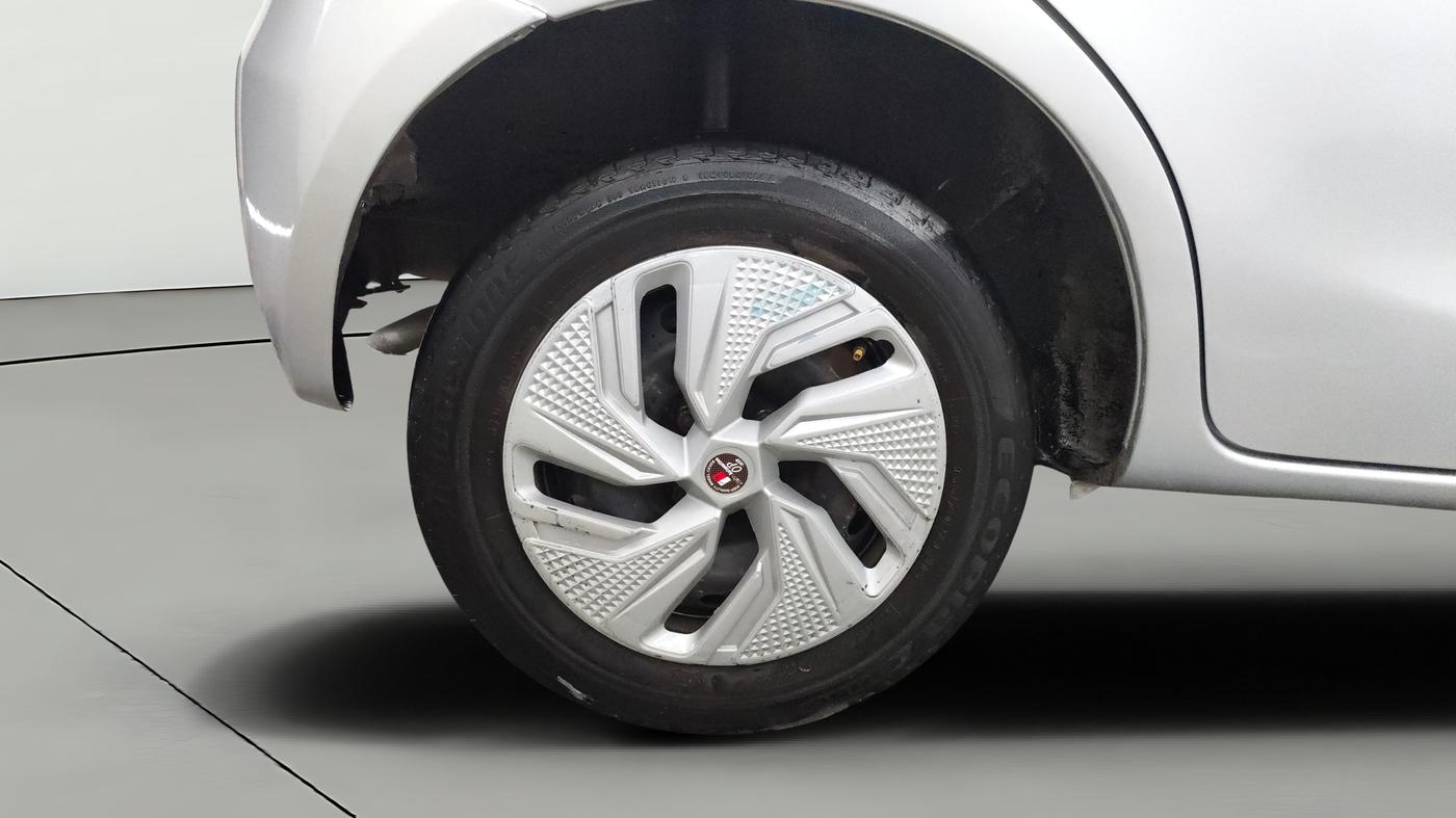 2015 Toyota Etios Liva GD, Diesel, Manual, 1,30,548 km, Right Rear Wheel