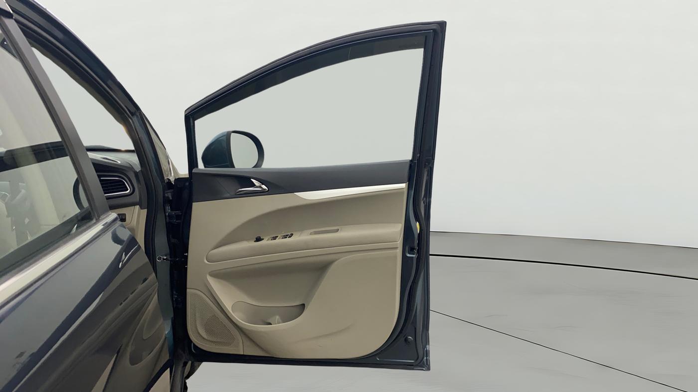 2018 Mahindra MARAZZO M6 7 STR, Diesel, Manual, 30,656 km, RHS Front Door