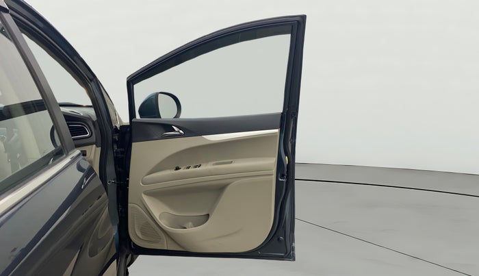 2018 Mahindra MARAZZO M6 7 STR, Diesel, Manual, 30,656 km, RHS Front Door