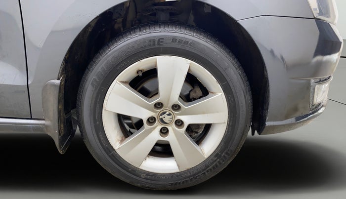 2017 Skoda Rapid AMBITION 1.6 MPI MT, Petrol, Manual, 34,644 km, Right Front Wheel