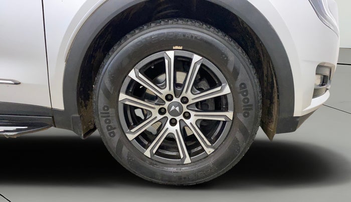 2022 Mahindra XUV700 AX 5 P MT 7 STR, Petrol, Manual, 32,365 km, Right Front Wheel