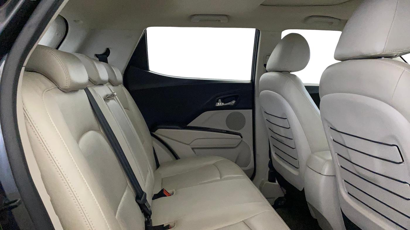 2020 Mahindra XUV300 W8 (O) 1.2 PETROL, Petrol, Manual, 44,973 km, Right Side Rear Door Cabin