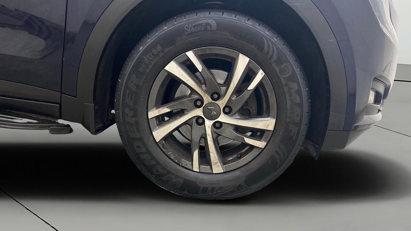2023 Mahindra XUV700 AX 5 D AT 7 STR, Diesel, Automatic, 40,486 km, Right Front Wheel