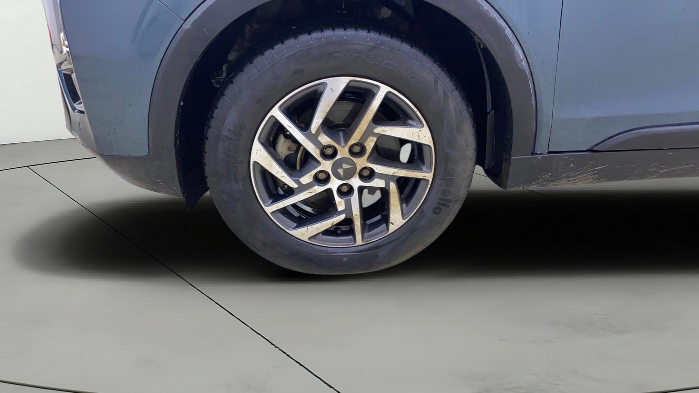 2023 Mahindra XUV300 W8 (O) 1.5 DIESEL AMT, Diesel, Automatic, 45,135 km, Left Front Wheel