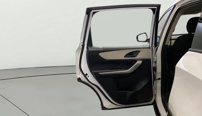 2022 Mahindra XUV700 AX 3 P MT 5 STR, Petrol, Manual, 45,328 km, LHS Rear Door