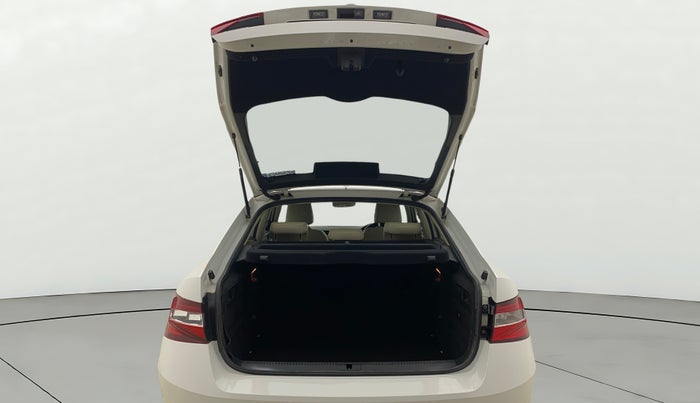 2018 Skoda Superb STYLE 1.8 TSI AT, Petrol, Automatic, 65,647 km, Boot Door Open