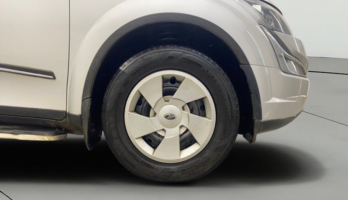 2017 Mahindra XUV500 W6 AT, Diesel, Automatic, 1,01,564 km, Right Front Wheel
