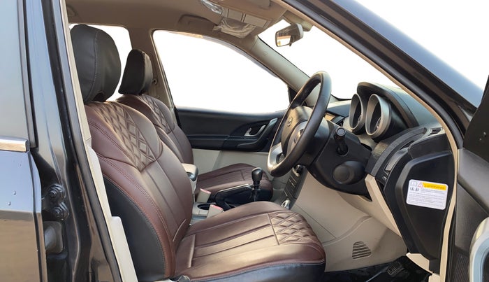 2016 Mahindra XUV500 W8, Diesel, Manual, 83,424 km, Right Side Front Door Cabin