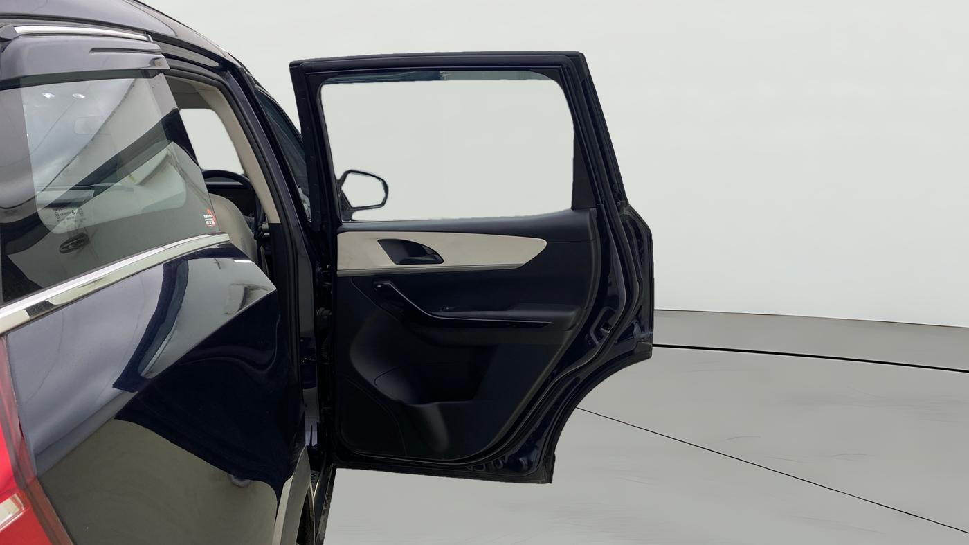 2023 Mahindra XUV700 AX 5 P AT 5 STR, Petrol, Automatic, 12,399 km, RHS Rear Door