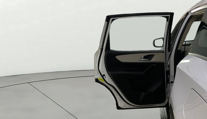 2024 Mahindra XUV700 AX 7 LUXURY P AT 7 STR, Petrol, Automatic, 24,946 km, LHS Rear Door