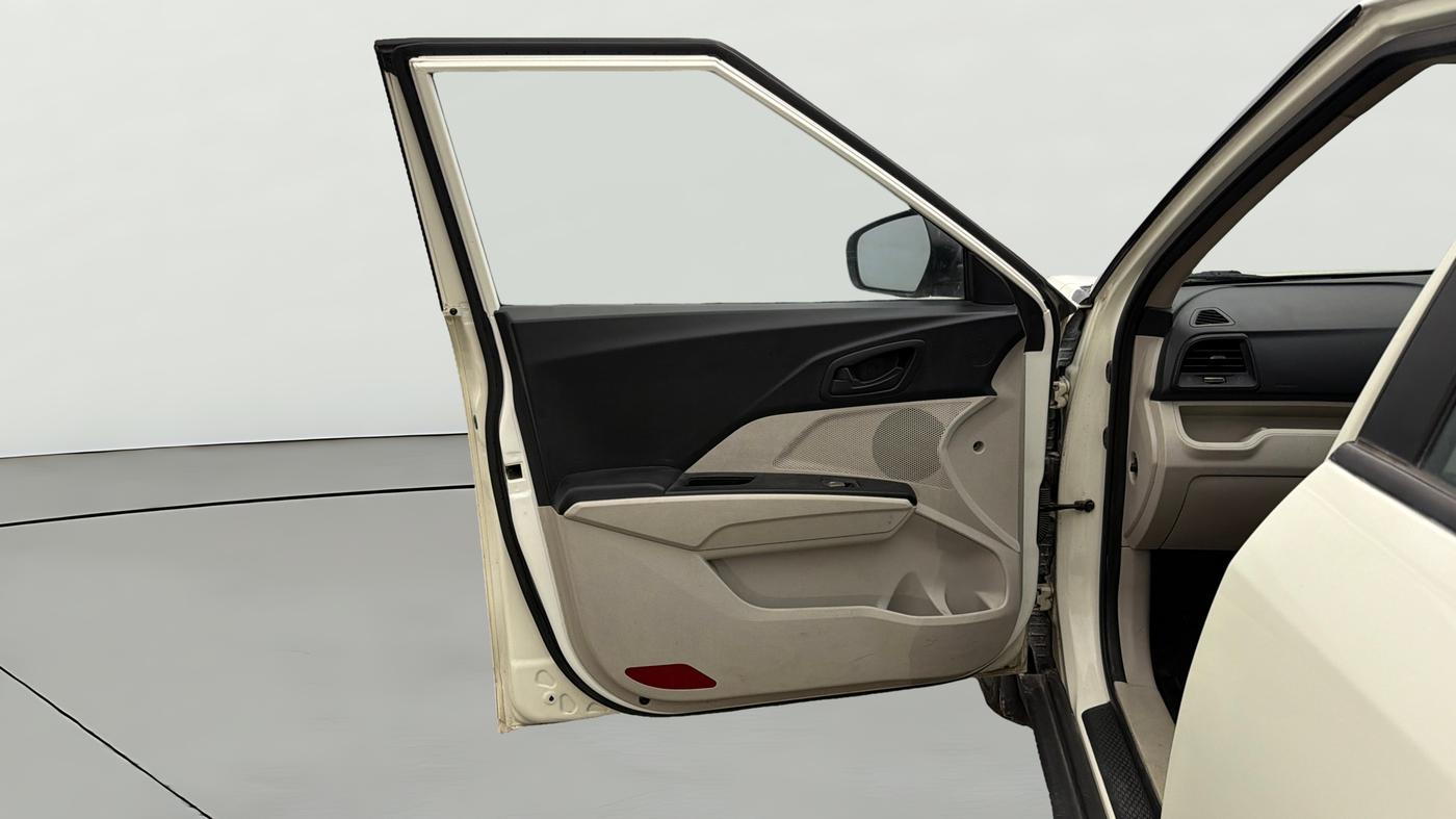 2022 Mahindra XUV300 W6 1.2 PETROL AMT, Petrol, Automatic, 1,14,527 km, LHS Front Door
