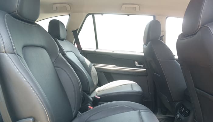 2017 Tata Hexa XT 4X4 7 STR, Diesel, Manual, 1,26,306 km, Right Side Rear Door Cabin