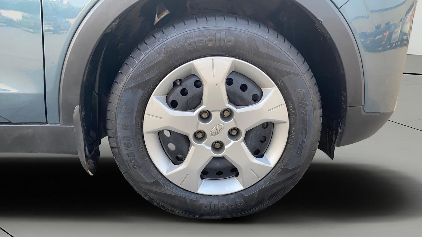 2022 Mahindra XUV300 W6 1.2 PETROL, Petrol, Manual, 19,471 km, Right Front Wheel