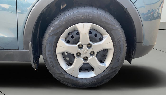 2022 Mahindra XUV300 W6 1.2 PETROL, Petrol, Manual, 19,471 km, Right Front Wheel