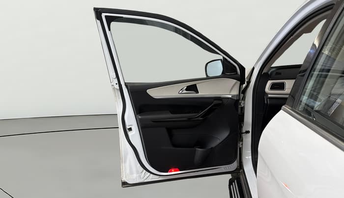 2022 Mahindra XUV700 AX 7 LUXURY P AT 7 STR, Petrol, Automatic, 48,653 km, LHS Front Door