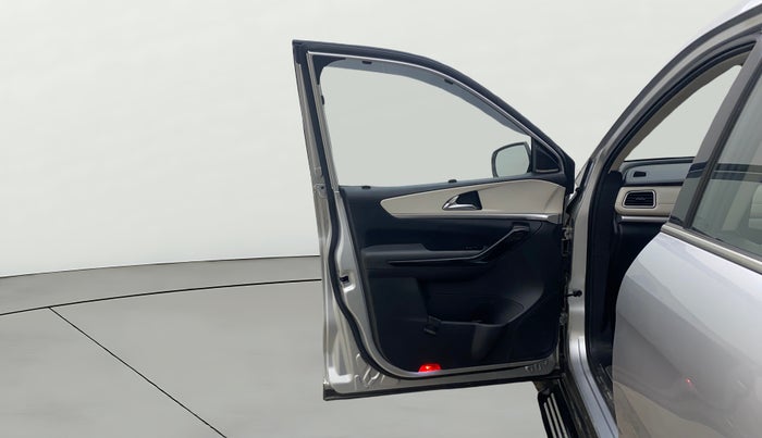 2021 Mahindra XUV700 AX 7 LUXURY P AT 7 STR, Petrol, Automatic, 44,322 km, LHS Front Door