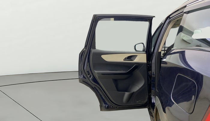 2022 Mahindra XUV700 AX 5 P AT 5 STR, Petrol, Automatic, 32,275 km, LHS Rear Door