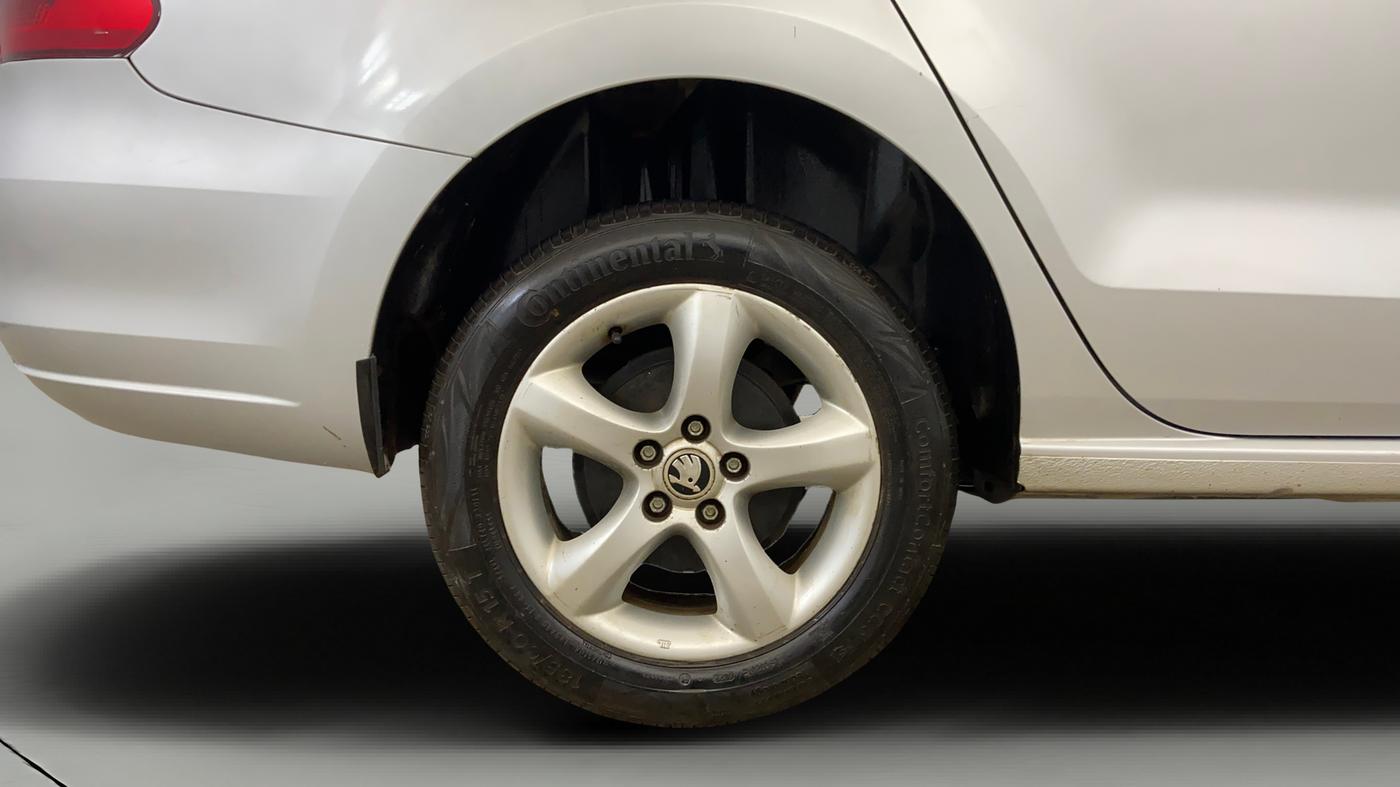 2013 Skoda Rapid ELEGANCE 1.6 MPI MT, Petrol, Manual, 84,349 km, Right Rear Wheel