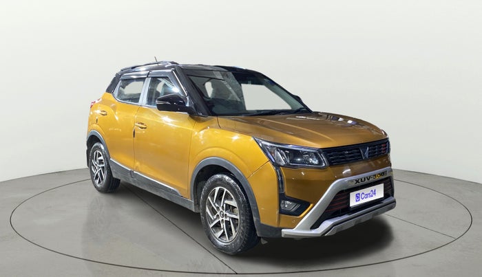 2023 Mahindra XUV300 W8(O) 1.2 PETROL DUAL TONE, Petrol, Manual, 58,758 km, Right Front Diagonal