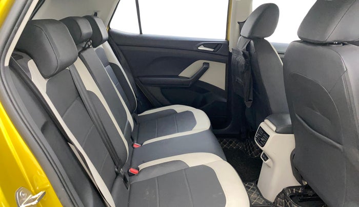 2023 Volkswagen TAIGUN TOPLINE 1.0 TSI MT, Petrol, Manual, 23,978 km, Right Side Rear Door Cabin
