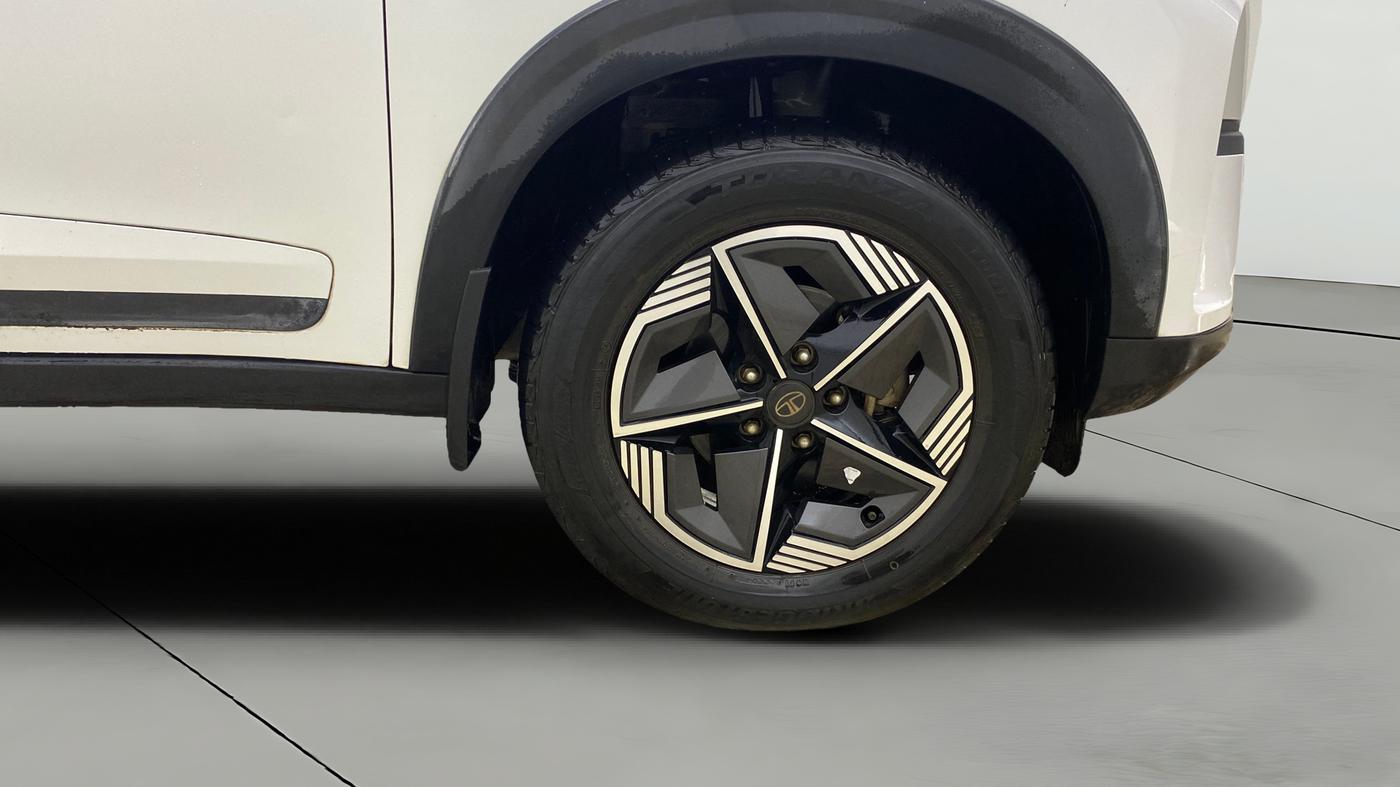 2024 Tata NEXON CREATIVE+ SUNROOF AMT 1.2 PETROL, Petrol, Automatic, 17,533 km, Right Front Wheel
