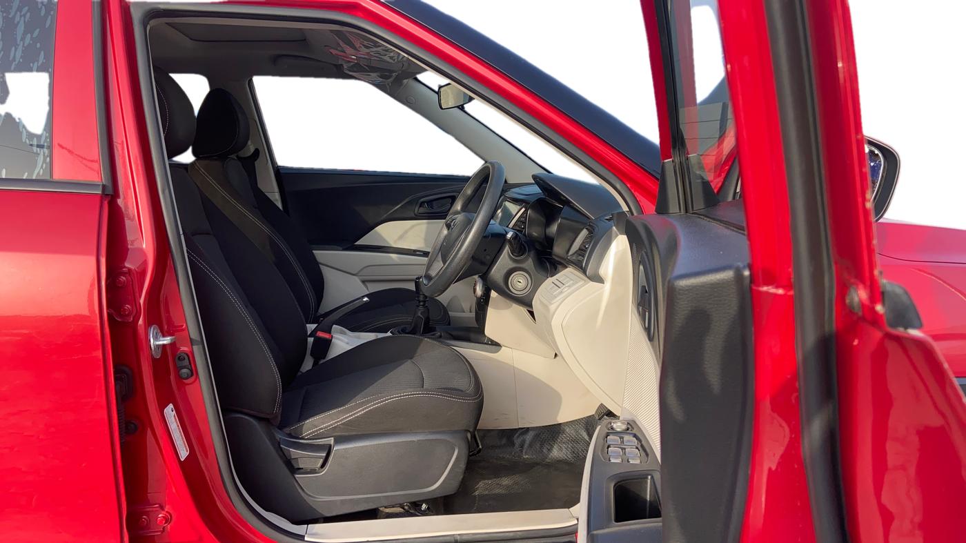 2024 Mahindra XUV300 W4 1.2 PETROL, Petrol, Manual, 49,468 km, Right Side Front Door Cabin