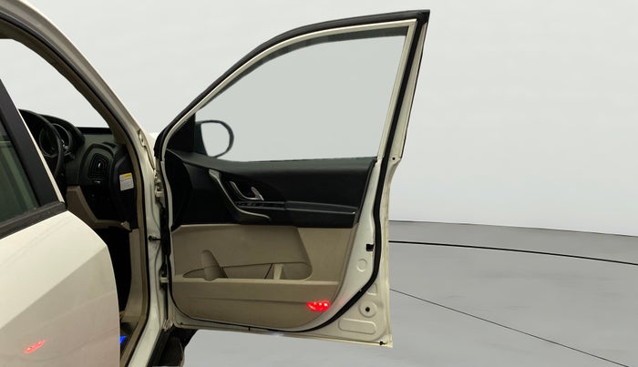 2016 Mahindra XUV500 W8, Diesel, Manual, 1,23,899 km, RHS Front Door