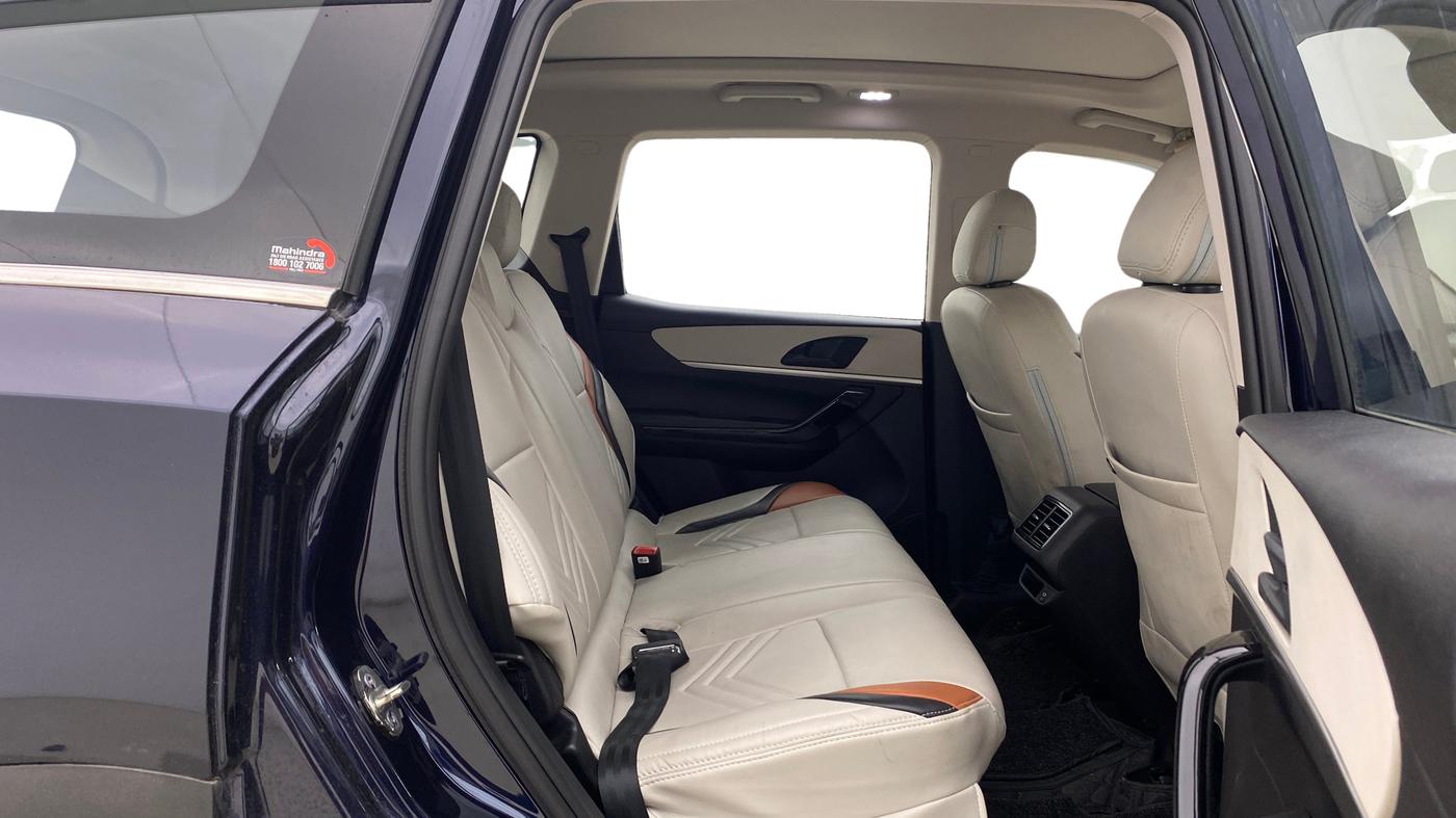 2023 Mahindra XUV700 AX 5 P AT 5 STR, Petrol, Automatic, 12,399 km, Right Side Rear Door Cabin