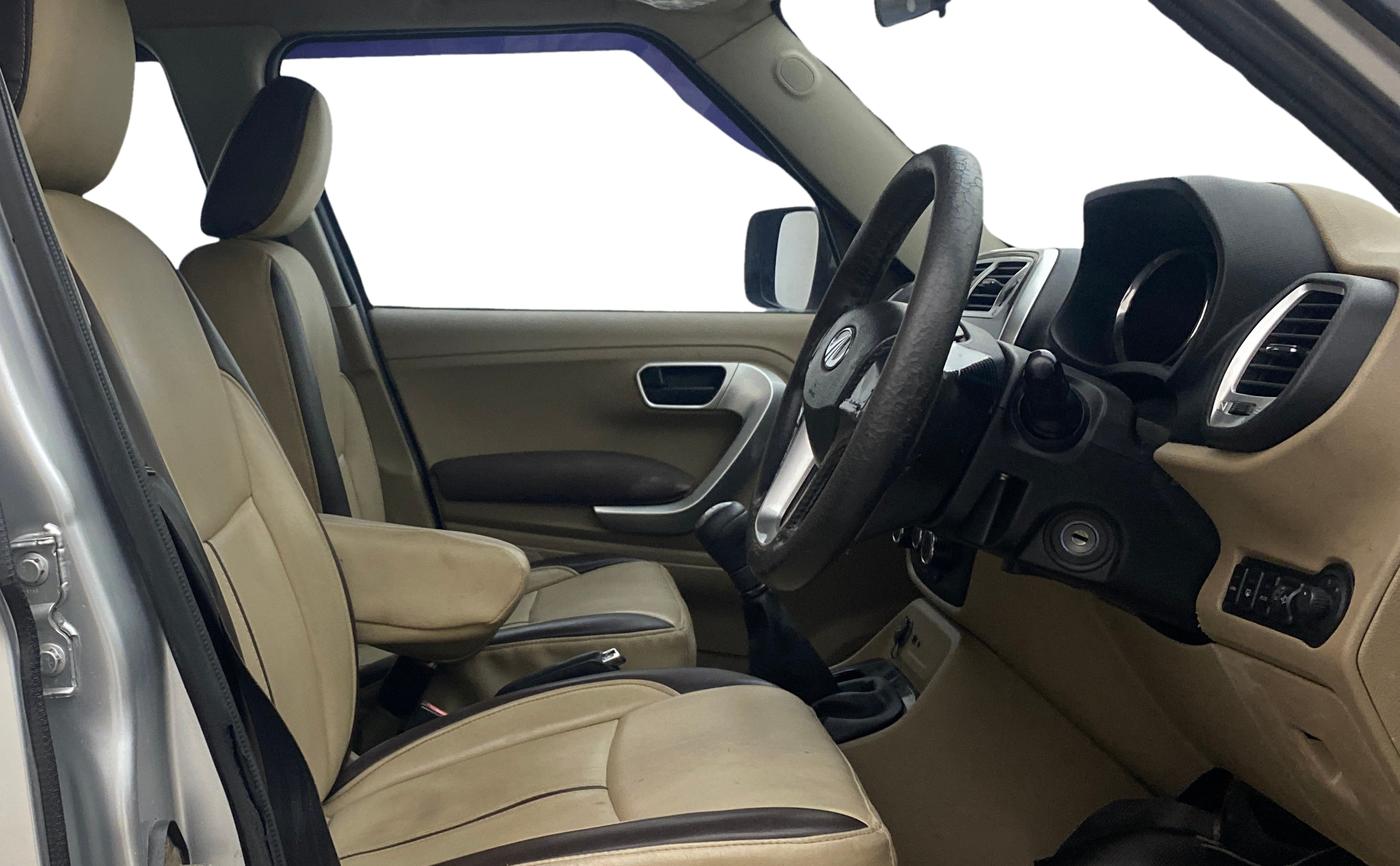2018 Mahindra TUV300 T8, Diesel, Manual, 1,16,362 km, Right Side Front Door Cabin